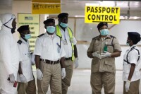 奈及利亞衛生部工作人員正在檢視機場