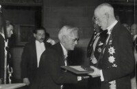 1945年亞歷山大·弗萊明（中）榮獲諾貝爾獎