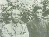 李富春（左一）