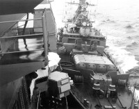 被蘇聯艦艇衝撞的約克頓號