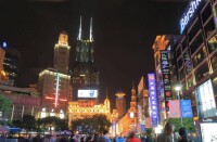 南京路步行街看上海世茂廣場夜景