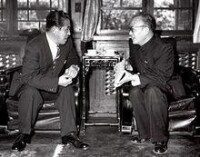 1957年11月，井上靖和中國作家樓適夷交談