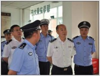2011年5月王明華在威遠縣調研指導公安工作