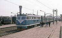 東方紅3型0186號機車牽引旅客列車在鐵法站