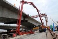 2010年5月，工作人員在錢江鐵路新橋主橋合龍處施工