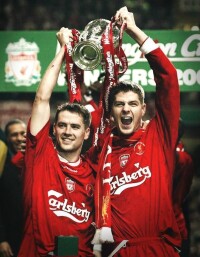 2003年利物浦的 歐文 與傑拉德捧起沃辛頓杯