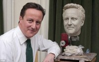 英國首相卡梅倫與尚未完成的自己的蠟像合影