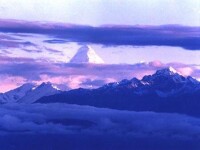 汗騰格里峰雲霧繚繞