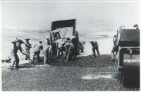1974年，基建工程兵1萬多名指戰員把瀝青鋪上了 “世界屋脊”。