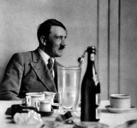 希特勒一般只喝啤酒，很少喝烈性酒。