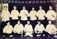 陳鐵軍（前右二)和區夢覺（前左二）在廣州坤維女子中學畢業時與同學留影