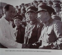 1958年毛主席同李成芳握手