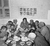 1958年，海淀人民公社社員們正在吃早飯