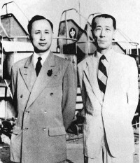 1947年，錢學森回國探親與早年導師王助合影。