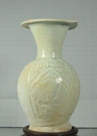 青白釉印花瓶