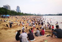 市民在淇河歡樂沙灘