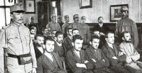 被捕后的普林西普（前排左一）