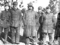 1943年4月，羅榮桓(左三)奧地利醫生羅生特(左二)等合影。