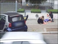谷歌街景截圖：一名女子在街頭生孩子