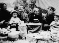 1973年天寶在尼木縣烈士陵園看望藏族孤兒