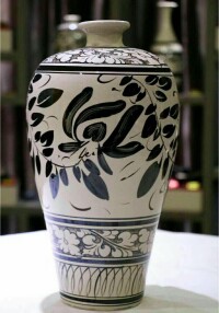 鶴壁窯裝飾風格經典代表：鶴壁窯白底黑繪《牡丹花為貴》經典梅瓶