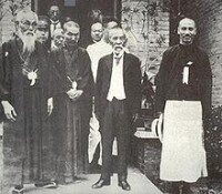 1929年與頭山滿(左)和蔣介石(右)