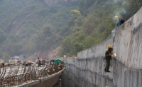 工人正在為原道路加固護坡