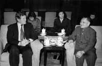 1978年1月4日，在北京會見鄧小平