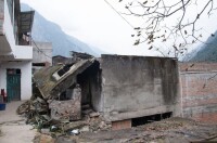 重建后的村莊被餘震破壞