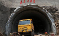 盧家拐附近紅旗渠隧道正在緊張施工中。