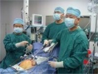 朱剛教授在實施腹腔鏡膀胱癌手術
