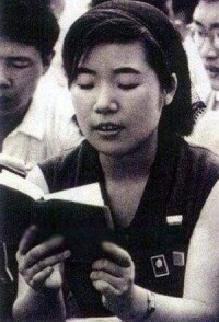 日本青年在讀《毛主席語錄》