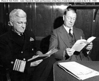 1943年和哈羅德·斯塔克海軍上將一起在英國