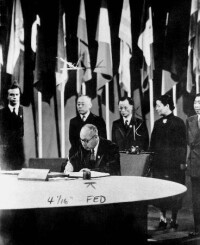 董必武在聯合國憲章上簽字
