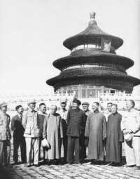 1949年毛澤東和民主人士游天壇公園徐肖冰攝