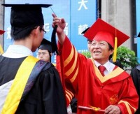 王樹國教授為畢業學生授予學位