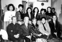 1990年代，王夢雲(前排左二)和家人合影