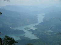 山頂鳥瞰雲和湖