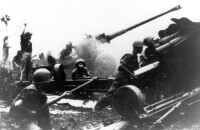北越軍隊的122mm火炮在昆嵩省前線