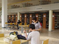 北京工業大學耿丹學院圖書館內