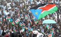 南蘇丹民眾揮舞國旗歡慶獨立