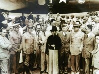 1944年6月，美國副總統華萊士訪問中國昆明：前排右一{熊慶來}、右二{宋子文}、右三{陳納德}、右四華萊士、右五{龍雲}