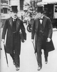 1907年與丘吉爾（右）在一起