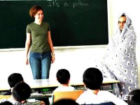 這是美國教師克里斯琴·金特羅（右一）和奧德麗·米勒在教授孩子們情景英語（資料照片）。