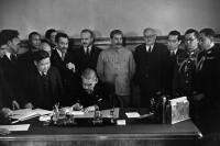 蘇聯同日本簽署蘇日中立條約