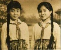 童年時的楊鳳一和姐姐楊姐一