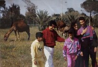 90年代卡扎菲(左2),夫人(右2),五子穆塔西姆(右1)在阿齊齊亞兵營