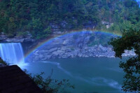 瀑布水霧折射月光形成的月虹。