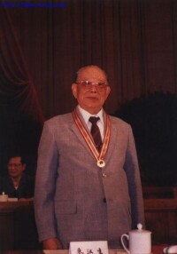 1988年8月1日廖漢生接受一級紅星功勛榮譽章