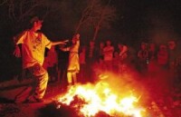 在篝火旁年輕人載歌載舞，歡度皮里克節的夜晚